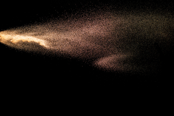 Абстрактное речное песчаное облако. Золотой песок плескается на черном фоне
. - Фото, изображение