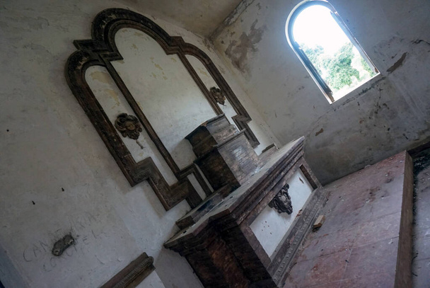 εσωτερικό εγκαταλελειμμένης εκκλησίας με βωμό και θρησκευτικά στοιχεία - Φωτογραφία, εικόνα