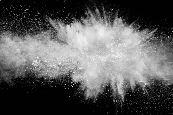 白い粉体爆発黒い背景に白い塵粒子の動きを凍結. - 写真・画像
