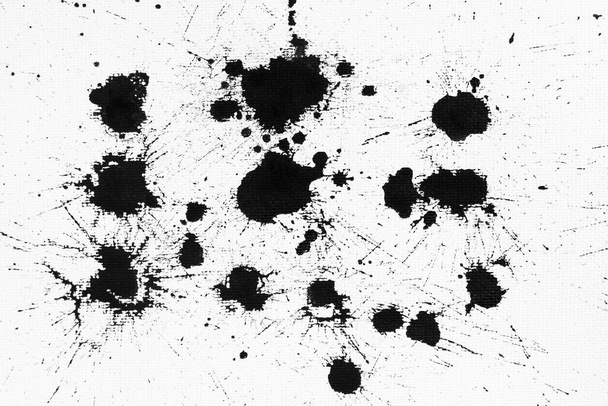 Abstracte zwarte inkt spat op wit papier. Grunge textuur voor abstracte stock template. Zwarte vloeistof spetterde op witte achtergrond. - Foto, afbeelding