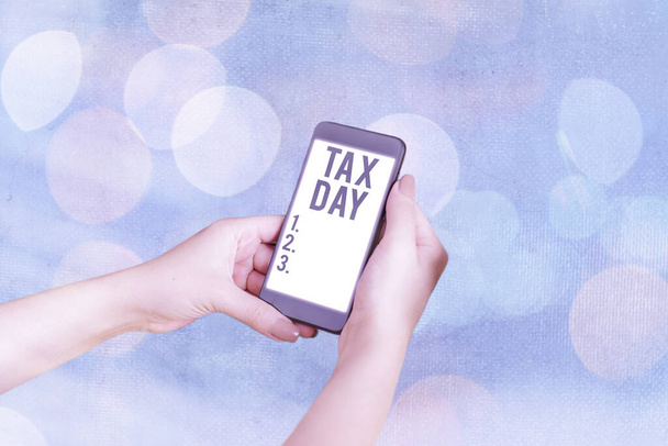 Handschrift tekst Tax Day. Begrip "colloquium": term voor de tijd waarover de individuele aangifte van de inkomstenbelasting wordt gedaan. - Foto, afbeelding
