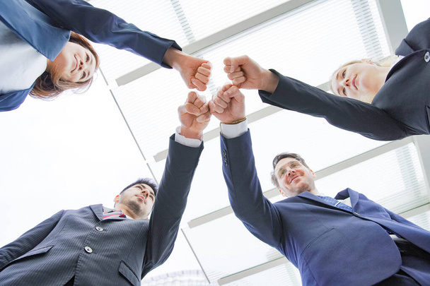 Zespół przedsiębiorców nakładających się na siebie rąk członków w celu wzmocnienia jedności - Zdjęcie, obraz