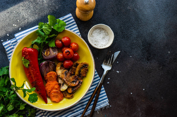 Concepto de comida saludable con verduras a la parrilla orgánicas servidas para la cena sobre fondo de piedra con espacio para copiar
 - Foto, imagen