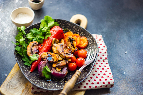 Koncepcja zdrowej żywności z ekologicznych grillowanych warzyw serwowane na kolację na kamiennym tle z miejsca kopiowania - Zdjęcie, obraz