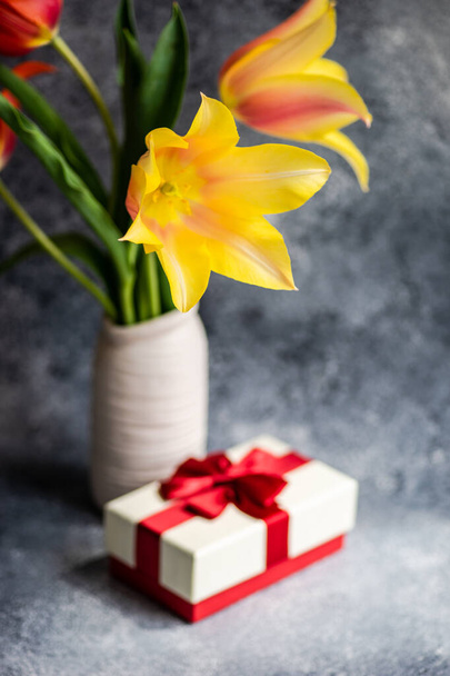 Hermoso ramo de flores de tulipán como regalo de vacaciones en el interior
 - Foto, imagen