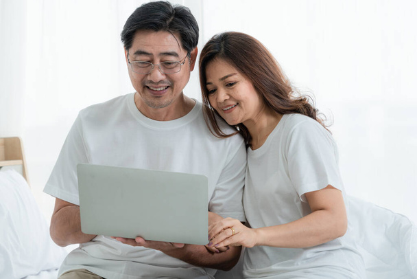 Счастливая старшая азиатская пара хорошо проводит время дома. Концепция выхода на пенсию пожилых людей и здоровых граждан
. - Фото, изображение