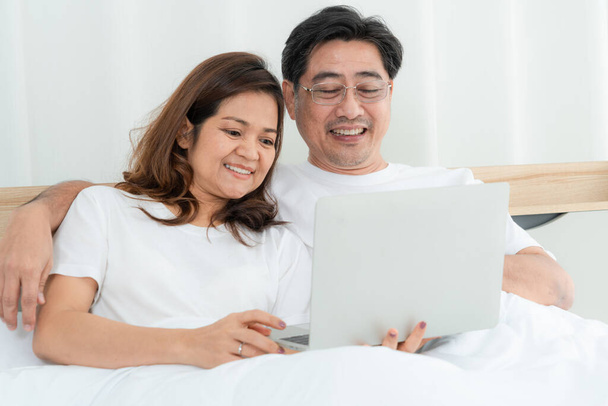 Feliz pareja de ancianos asiáticos pasar un buen rato en casa. Jubilación de ancianos y ciudadanos sanos concepto de ancianos
. - Foto, Imagen