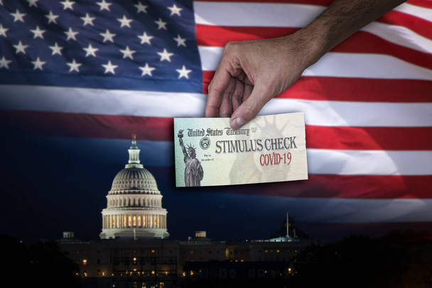 Человек, вручающий Stimulus чек людям с Капитолием США и флагом на заднем плане
. - Фото, изображение