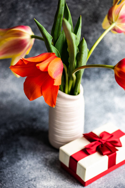 Krásné tulipán květiny kytice jako dárek na dovolenou v interiéru - Fotografie, Obrázek