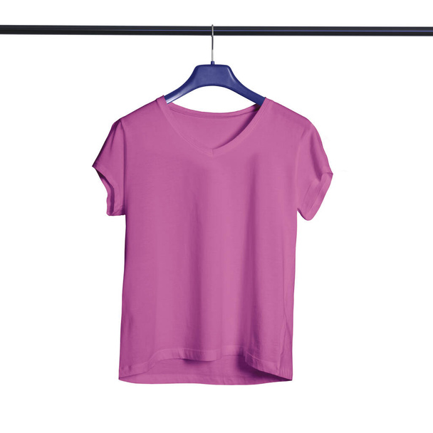 このショートスリーブVネックTシャツを使用することで、あなたのデザインにもっと美しさを得るロイヤルライラックカラーでハンガーを持つ女性のためのモックアップ. - 写真・画像