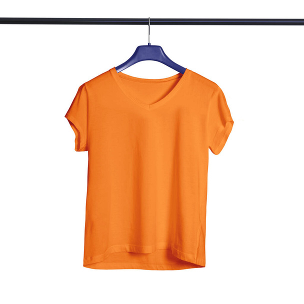 Uzyskać więcej piękna do projektu za pomocą tej koszuli z krótkim rękawem V szyi Mock Up dla kobiet z wieszakiem w kolorze kurkuma w proszku. - Zdjęcie, obraz
