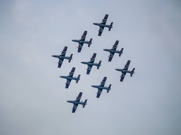 Brescia, Italia - 10 de junio de 2019: Flechas tricolores en la formación de rombos durante un espectáculo aéreo
. - Foto, Imagen