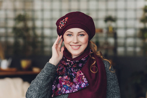Surprised happy beautiful woman looking sideways in excitement. Christmas girl wearing knitted warm hat and mittens, isolated on gray background. - Valokuva, kuva