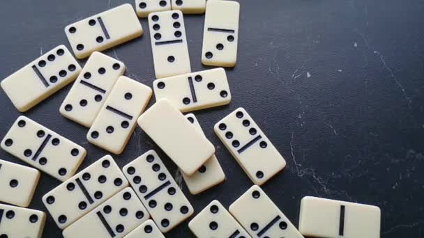 dominós brancos com pontos pretos em um fundo escuro
 - Filmagem, Vídeo