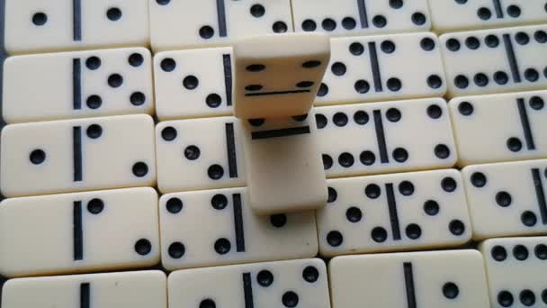 bílé domino s černými tečkami na tmavém pozadí - Záběry, video