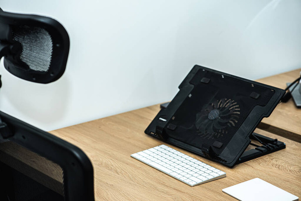 pulpit, komputer PC ekran dla biznesu na biurku  - Zdjęcie, obraz