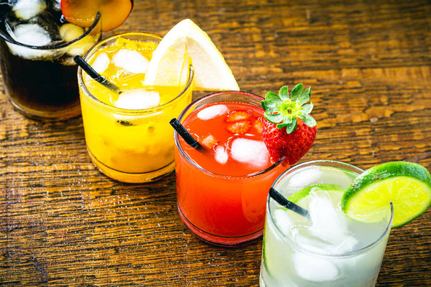果物とアルコール飲料のメガネ,モヒートやカイピリーニャとして知られている飲み物.レモン、パッションフルーツ、ストロベリースイカと梅の味. - 写真・画像