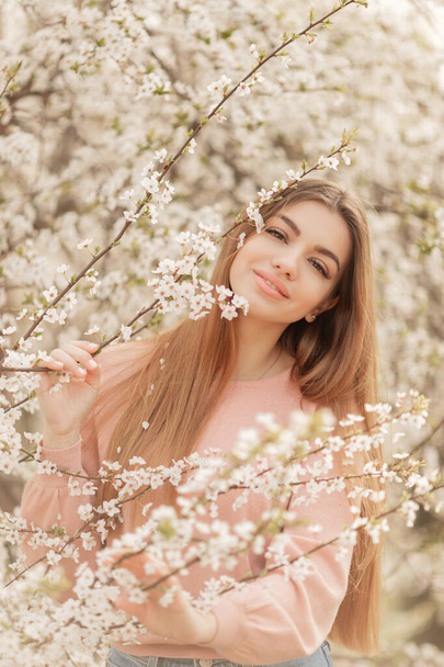 Beautiful natural woman during spring blossom time - Fotografie, Obrázek