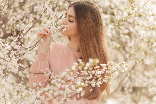Beautiful natural woman during spring blossom time. - Foto, Imagen