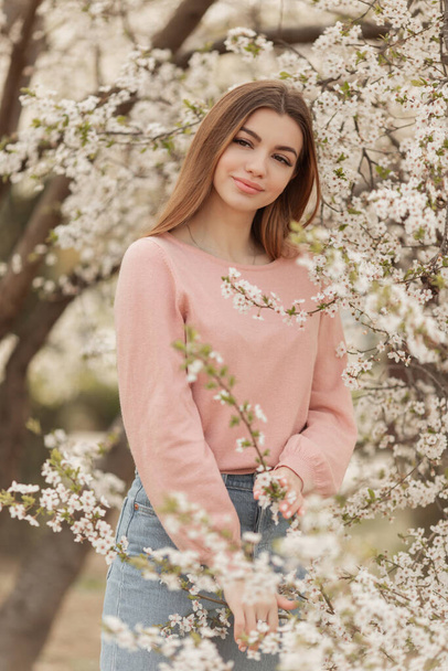 Beautiful natural woman during spring blossom time. - Fotografie, Obrázek