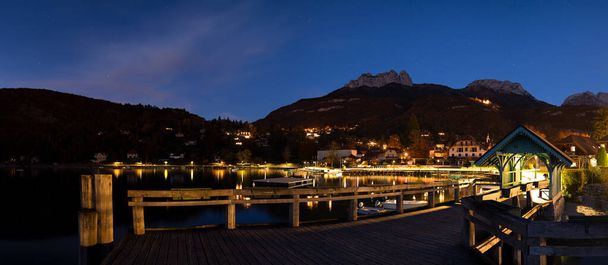 Soumrak v jezeře Annecy. jezero u mola uprostřed noci - Fotografie, Obrázek