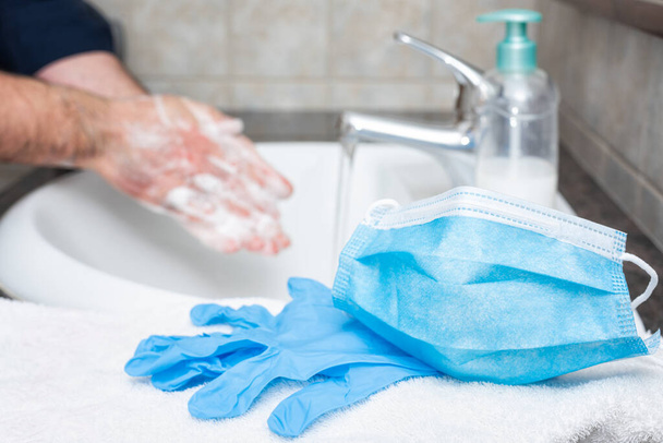 Koronaviruksen ehkäisy. Käsien pesu kuumalla saippuavedellä, naamion ja käsineiden käyttö pysäyttää Covid-19: n infektion. Henkilökohtainen hygienia. Terveys
. - Valokuva, kuva