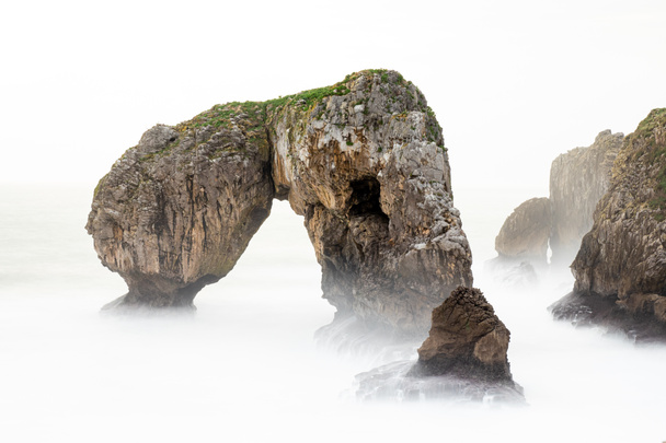paisagem de mar e rochas, Castro de las gaviotas em Astúrias
 - Foto, Imagem