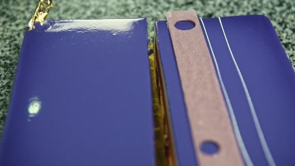 primer plano panorama abajo en rodajas en medio púrpura esmaltado pastel de mousse crema
 - Metraje, vídeo