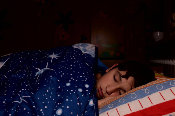 Kafkasyalı bir çocuk yatak odasında uyuyor. - Fotoğraf, Görsel