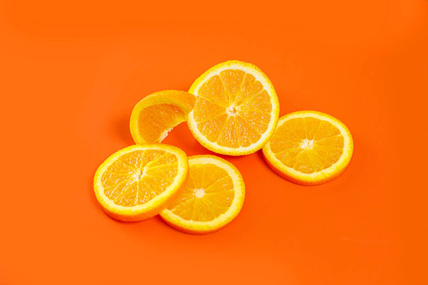 plasterki pomarańczy na jasnym pomarańczowym tle - Zdjęcie, obraz