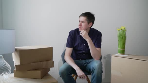 Moving into a new home. Family carries a box cardboard, apartment owner - Filmagem, Vídeo