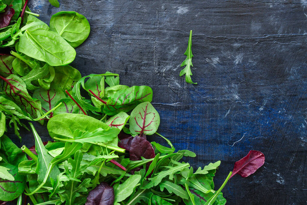 Gesunder Salat, Blättermischsalat (Mischung aus Mikrogemüse, saftige Zwischenmahlzeit). Lebensmittel-Hintergrund - Kopierfläche für Textketo oder Paläo-Diät - Foto, Bild