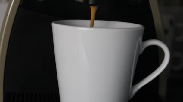 Kávé folyik a pohárban. - Felvétel, videó