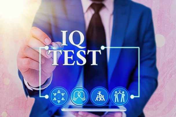 Rukopis psaní textu Iq test. Koncept znamená pokus změřit tvé poznávací schopnosti Posoudit inteligenci. - Fotografie, Obrázek