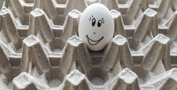 Karton bir kutuda komik yumurtalar. Kahvaltıda yumurta. Koronavirüse karşı komik yumurtalar. Mutlu Paskalyalar için yumurtalar. - Fotoğraf, Görsel