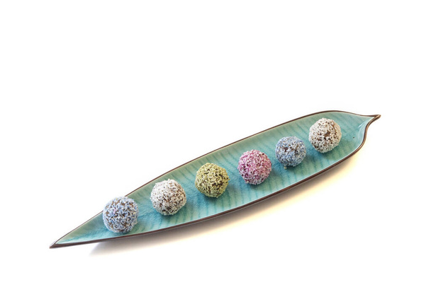 Rij van verschillende kleuren zelfgemaakte energie ballen - Foto, afbeelding