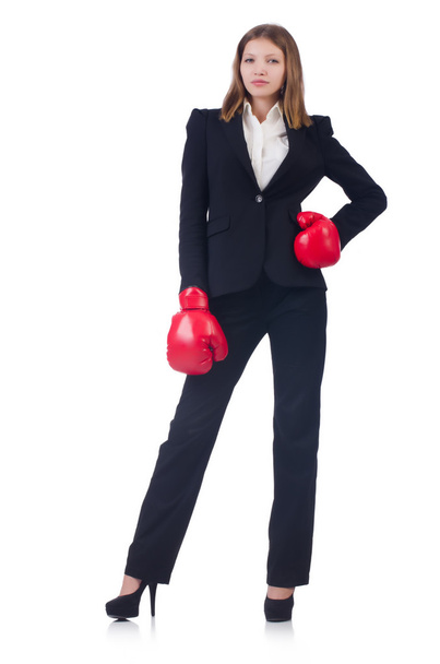 vrouw zakenvrouw met bokshandschoenen op wit - Foto, afbeelding