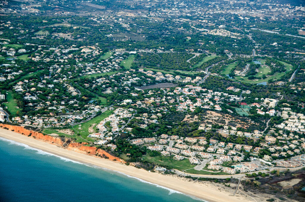 Вид с воздуха на туристические курорты на побережье Алгарве Португалии с Прайя-де-Вале-ду-Лобо, Квартейра и Прайя-ду-Гаррао-Пуэнте
. - Фото, изображение