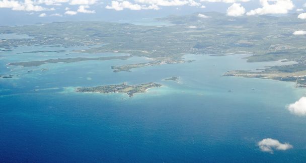 歴史的建造物のあるロング島、フィッチズクリーク湾、パーナム港を望むアンティグアの空中風景。1月の午後. - 写真・画像