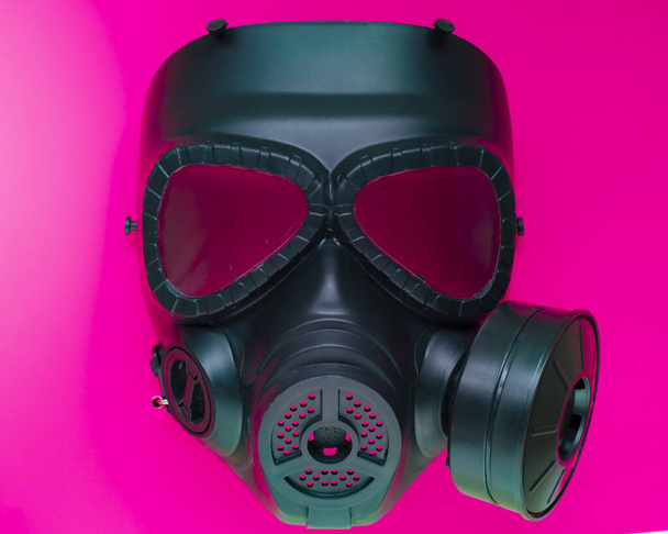 czarna maska gazowa na tle fuksji - Zdjęcie, obraz