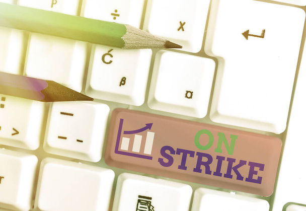 Käsitteellinen käsin kirjoittaminen osoittaa On Strike. Business valokuva teksti kieltäytyä jatkamasta työtään, koska riita työnantajan kanssa
. - Valokuva, kuva