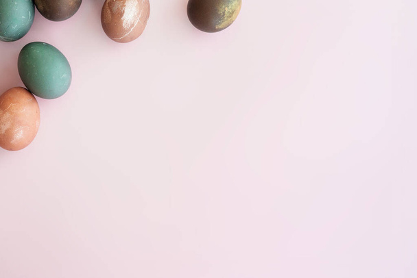 Set of painted eggs on pink backround, copy space. Natural pastel colorful egg. Happy easter concept. Copy space. - Φωτογραφία, εικόνα