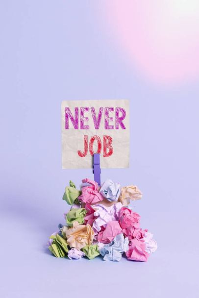 Znak tekstowy pokazujący Never Job. Koncepcyjne zdjęcie Wybór pracy, która Ci się podoba i zwiększyć swoje umiejętności Przypomnij stos kolorowe pogniecione papier szpilki przypomnienie niebieskie tło. - Zdjęcie, obraz