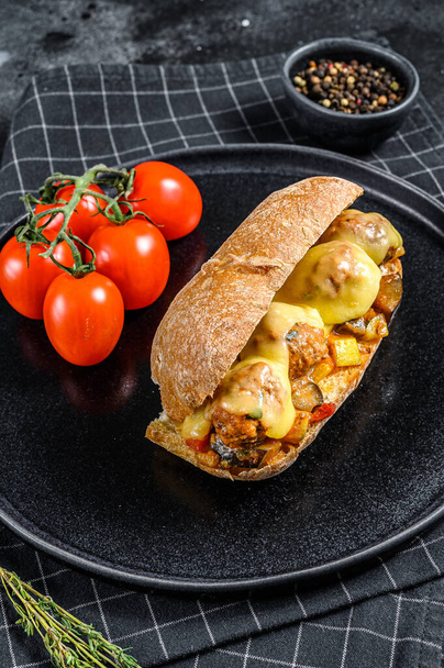 Ciabatta-Sandwich mit Frikadellen, Käse und Tomatensauce. Schwarzer Hintergrund. Ansicht von oben. - Foto, Bild