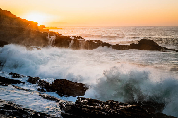 Přílivová vlna narážející na skalnaté pobřeží Jaizkibel, Baskicko - Fotografie, Obrázek