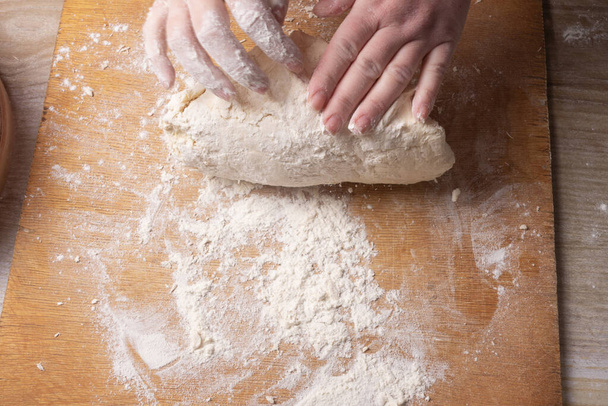 Naisten kädet sekoittamalla taikina kotona keittiö
 - Valokuva, kuva