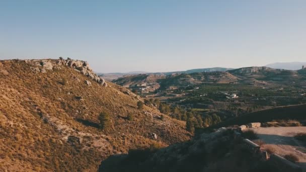 Rückflug über das Tal der Berge im Süden Spaniens mit trockenem Klima - Filmmaterial, Video