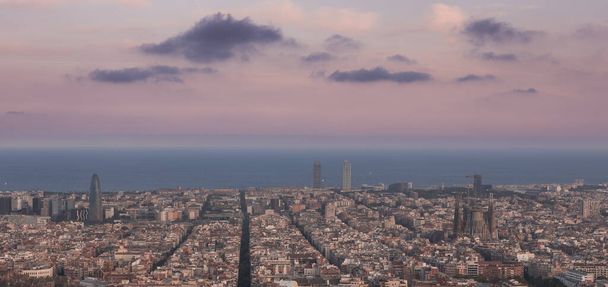 Skyline con catedral Sagrada Familia en Barcelona al atardecer, Bunkers del Carme
 - Foto, Imagen