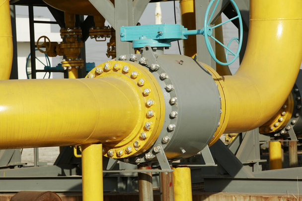 Zařízení a potrubí pro těžbu ropy - Fotografie, Obrázek