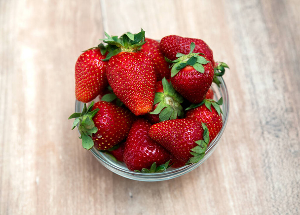fresh ripe strawberries in bowl  - Foto, Bild